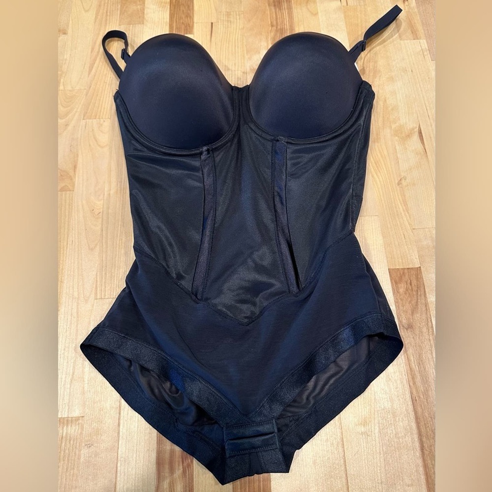 Maidenform shapewear  NWT size 38D. A50
